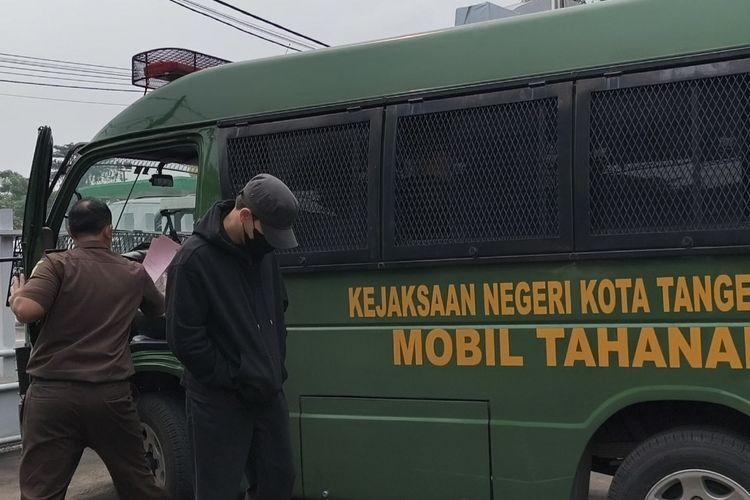 Artis peran Jhonatan Frizzy saat dipindahkan ke Lapas Pemuda, Kota Tangerang.