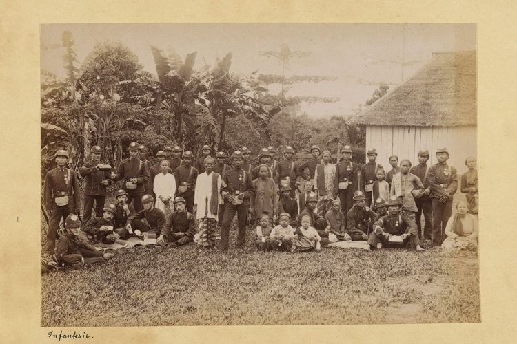 Prajurit KNIL asli Jawa, Ambon, Belanda, bersama keluarganya.