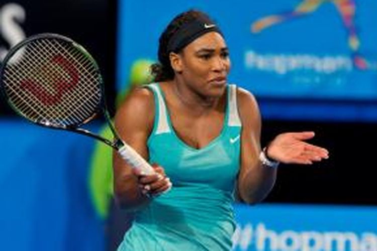 Petenis Amerika Serikat, Serena Williams, bereaksi saat bertanding melawan petenis Italia, Favia Pennetta, pada babak penyisihan grup Hopman Cup di Perth, Senin (5/1/2015). Williams menang 0-6, 6-3, 6-0.