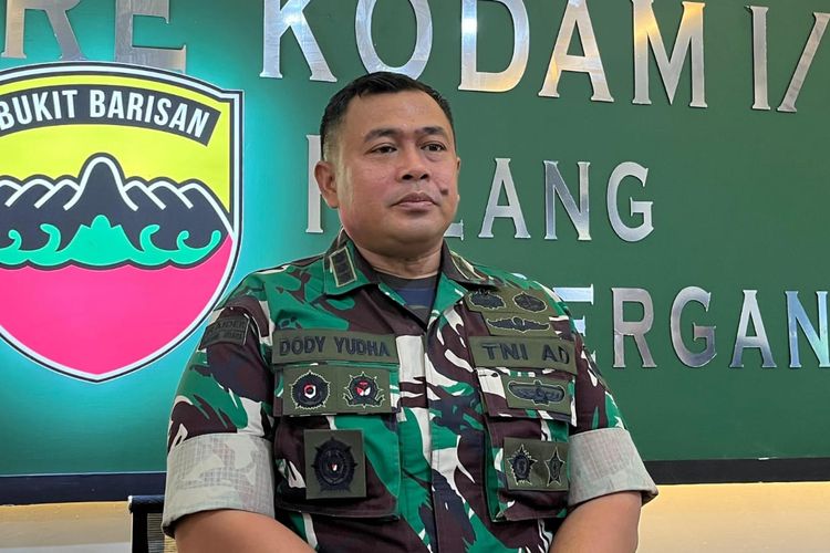 Kepala Penerangan Kodam I BB, Kolonel Dody Yudha saat diwawancarai di Media Center Kodam I/BB, di Jalan Rotan, Kota Medan pada Minggu (10/11/2024). 