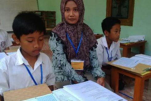 Ruang Kelas Ambruk, Siswa Jalani UN di Teras Rumah 