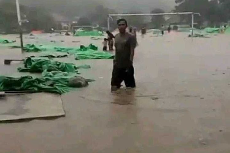 Tampak banjir meredam puluhan ton jagung warga di Desa Taa, Kecamatan Kempo, Kabupaten Dompu, Senin (20/3/2023).