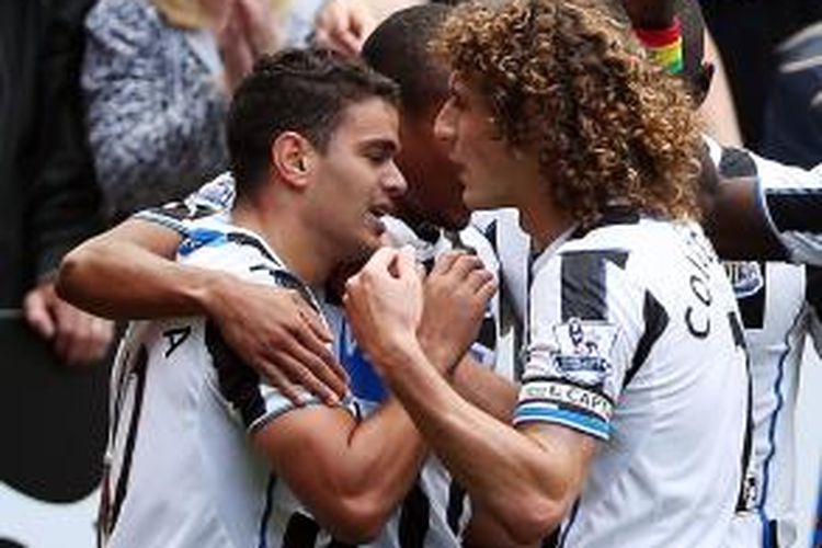 Gelandang Newcastle United asal Perancis, Hatem Ben Arfa (kiri), mendapat sambutan dari rekannya usai mencetak gol ke gawang Fulham dalam laga Premier League, Sabtu (31/8/2013). Newcastle menang 1-0.