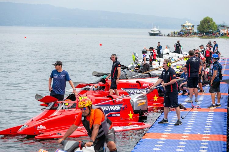 Suasana pada pertandingan olahraga air berskala internasional, F1Powerboat Danau Toba, pada hari pertama penyelenggaraannya. Para pebalap antusias berlaga dan memuji keindahan Danau Toba setelah mereka melakukan sprint race 2 hari ini, Sabtu (3/3/2024). 