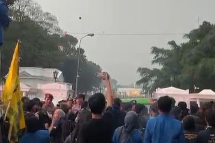 Massa Mahasiswa Lempar Tomat ke Arah Istana Bogor Saat Demo