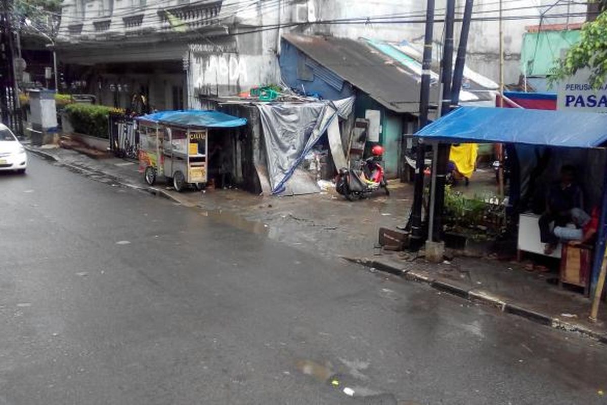 Jalan di samping Stasiun Sudirman sehabis hujan, Jumat (13/2/2015).