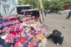 Fathir Menangis di Depan Patung Kanjuruhan, Menyesal Tak Bisa Selamatkan Adik Sepupu