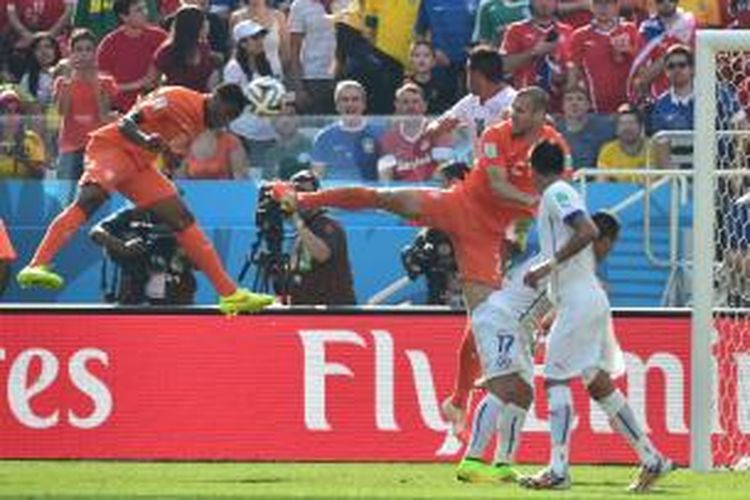 Pemain Belanda, Leroy Fer mencetak gol dengan kepalanya saat melawan Cile, Senin (24/6/2014). 