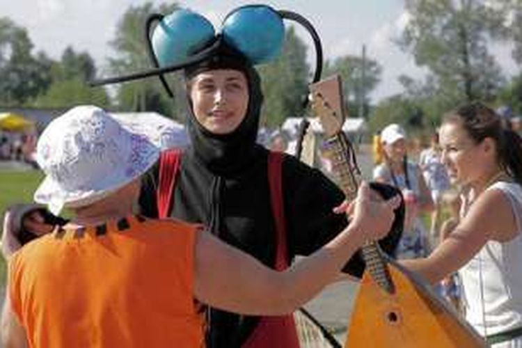 Seorang perempuan dengan kostum nyamuk berkeringat deras saat pelaksanaan festival nyamuk di Kota Berezniki, Rusia, Minggu kemarin. 

