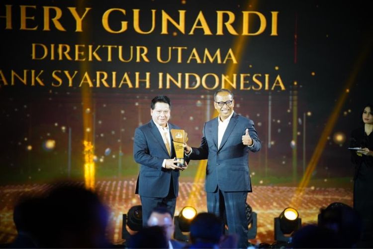 (Dari kiri-kanan): Direktur Utama PT Bank Syariah Indonesia Tbk Hery Gunardi menerima penghargaan sebagai Best CEO in Mergers and Acquisition dari Direktur Utama Detik Network Abdul Azis.