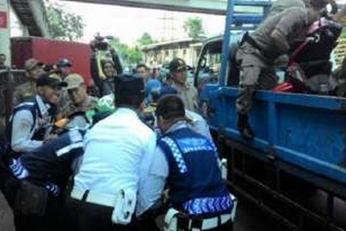 Petugas Gabungan Melakukan Razia Terhadap Kendaraan Bermotor yang sembarangan di wilayah Jakarta Timur, Rabu (3/8/2016).