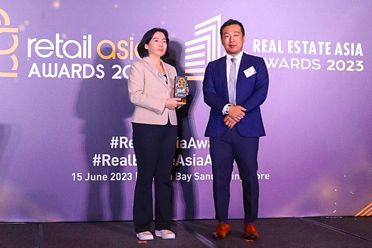 Momen penyerahan piala penghargaan Retail Asia Awards 2023 oleh Hiromi Yamaguchi Research Manager Euromonitor International selaku Dewan Juri (kanan) kepada Managing Director Informa Meutia Kumala.