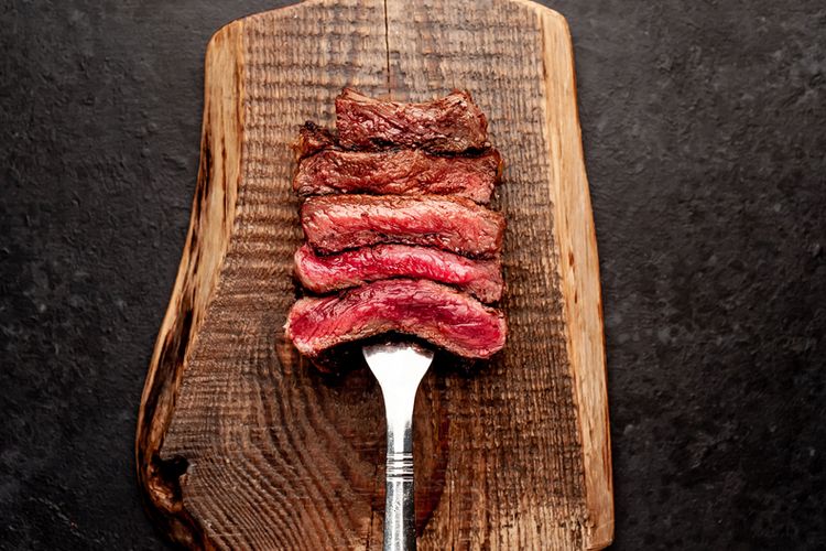 Ilustrasi steak dengan tingkat kematangan berbeda.