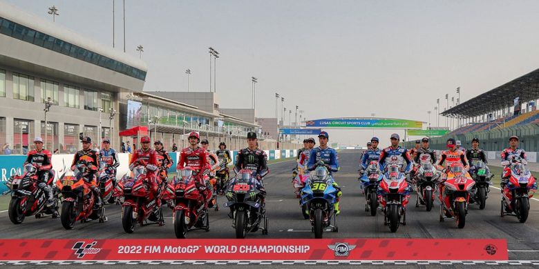 Sebanyak 24 pebalap MotoGP berfoto di Sirkuit Lusail sebelum MotoGP Qatar 2022 yang dimulai pada hari ini, Jumat (4/3/2022) hingga Minggu (6/3/2022). 