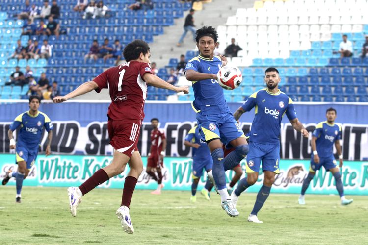 Aksi Victor Dethan pada laga Arema FC Vs PSM Makassar di Stadion Kanjuruhan, Malang, Sabtu (9/5/2026) sore WIB.