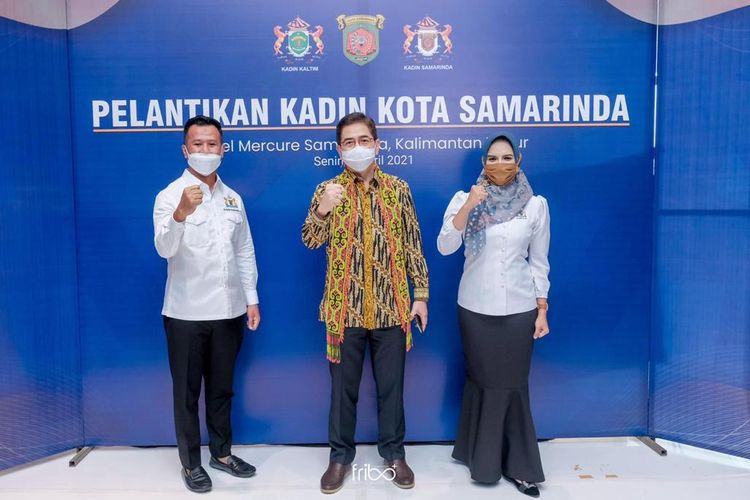 Waketum Kadin Bidang Pengembangan Pengusaha Nasional Arsjad Rasjid (tengah) bersama Ketua Umum Kadin Kalimantan Timur  Dayang Donna Faroek (kanan) dan Ketua Kadin Kota Samarinda Muhammad Ridwan (kiri). 