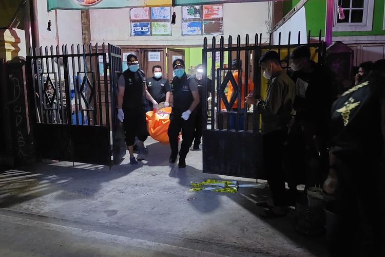 Tim Dokpol Biddokkes Polda Sulsel dan tim Inafis Polrestabes Makassar yang melakukan pemeriksaan hingga evakuasi di lokasi penemuan mayat pria dengan kondisi membusuk di kawasan Jalan Karunrung, Kecamatan Rappocini, Kota Makassar, Sulawesi Selatan (Sulsel). Kamis (6/7/2023)