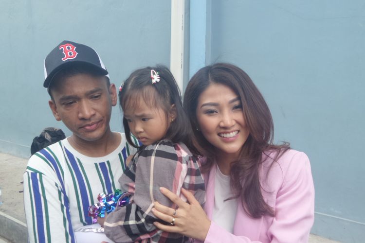 Ruben Onsu bersama istrinya Sarwenda Tan dan anaknya, Thalia Putri Onsu, di Gedung Trans, Mampang Prapatan, Jakarta Selatan, Rabu (15/8/2018).