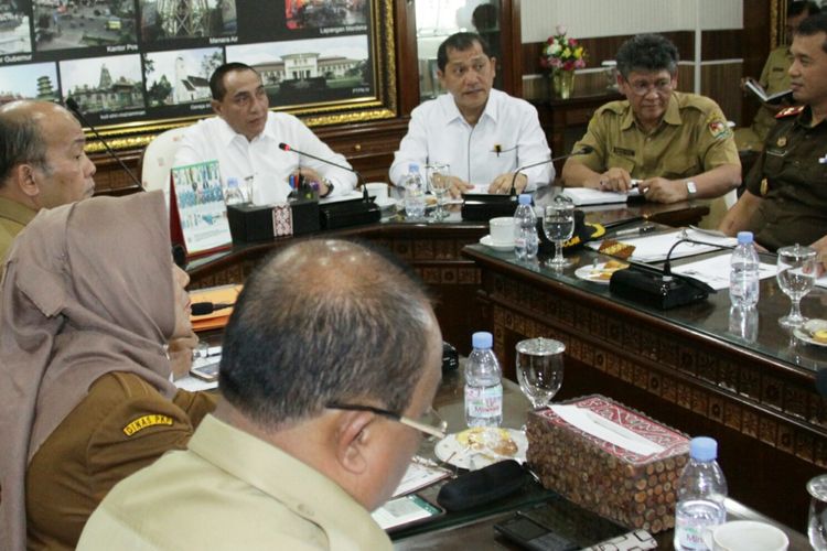 Gubernur Sumut Edy Rahmayadi memimpin rapat evaluasi penanganan pengungsi korban erupsi Gunug Sinabung di ruang rapat kantor gubernur, Medan, Selasa (12/3/2019)
