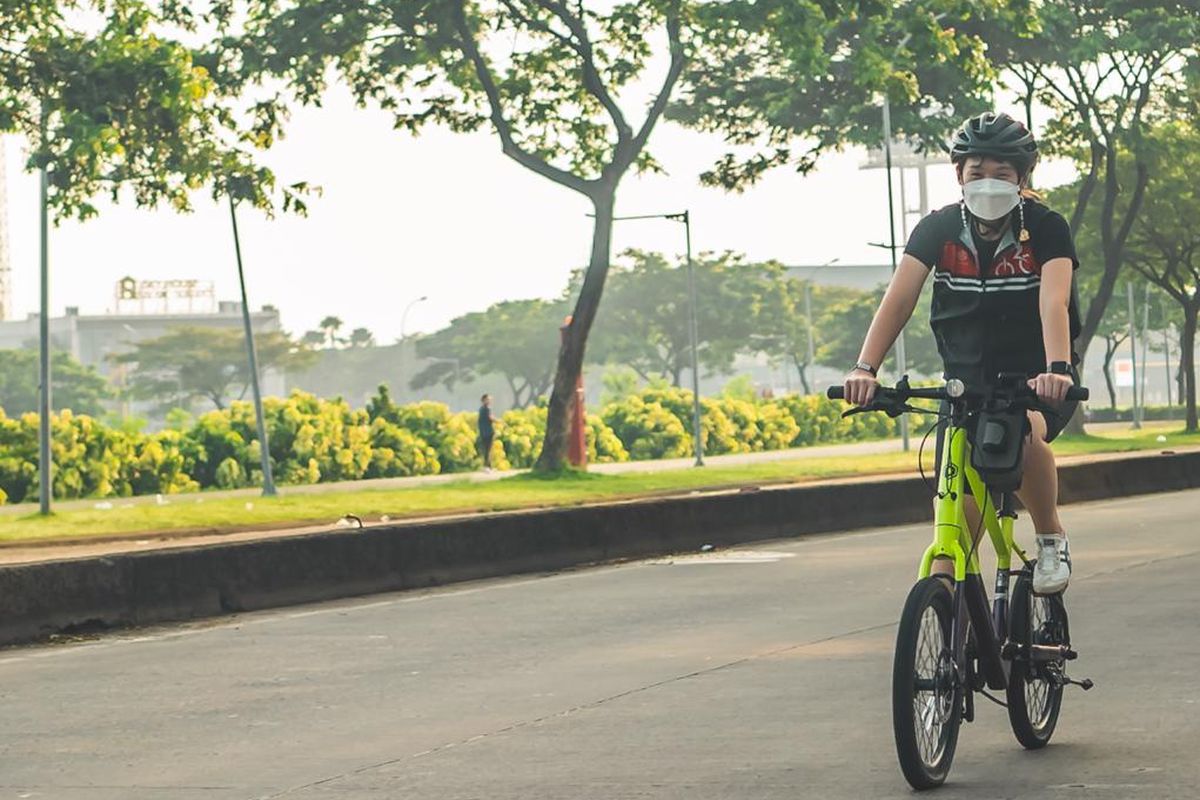 Bersepeda tak hanya membakar kalori, taipi juga melatih sendi sehingga Anda tak sering terdera nyeri sendi.