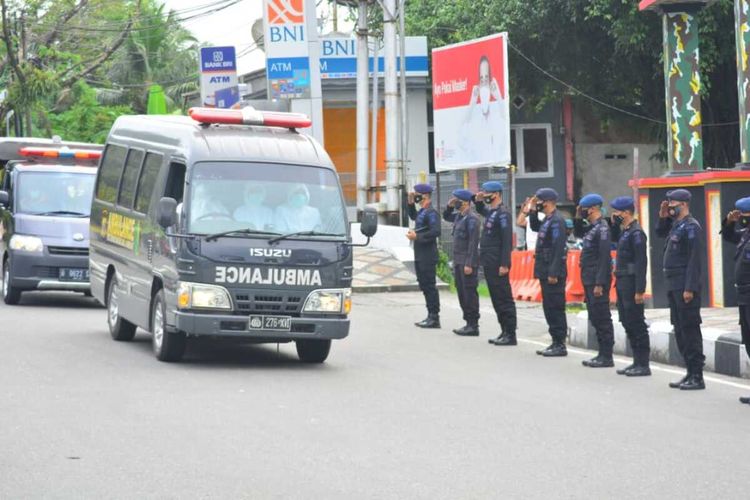 Anggota Brimob Polda Maluku memberikan penghormatan terakhir saat mobil Ambulans yang membawa jasad Iptu LT ke lokasi pemakaman melintas di kawasan itu, Minggu sore (4/4/2021)