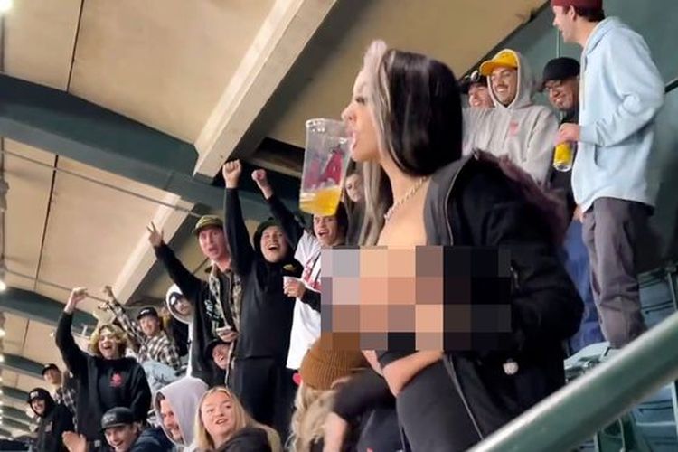 Tangkapan layar dari video seorang gadis yang memperlihatkan payudaranya saat menonton pertandingan Anaheim 1 Supercross di Angel Stadium, Los Angeles, Amerika Serikat, Sabtu (8/1/2022).