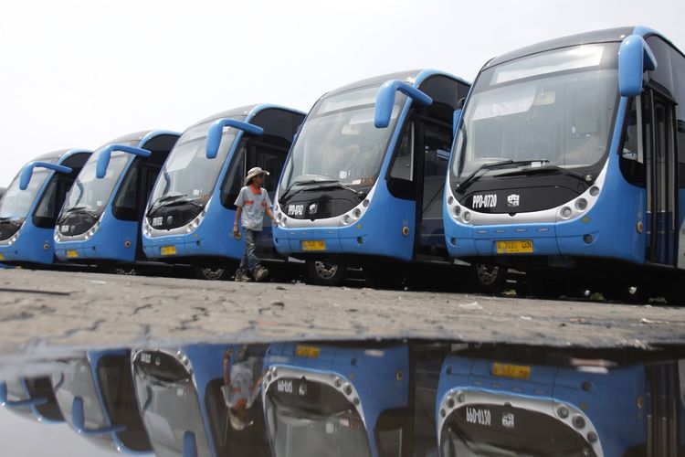 Petugas Transjakarta melakukan pengecekan bus Zhongtong di Depo PPD F Klender, Jakarta Timur, Rabu (16/10/2019). PT Transportasi Jakarta kembali mengoperasikan bus merek Zhongtong Bus tersebut kini mengaspal di Jakarta melayani koridor 1 TransJakarta Blok M-Kota. ANTARA FOTO/Reno Esnir/foc.