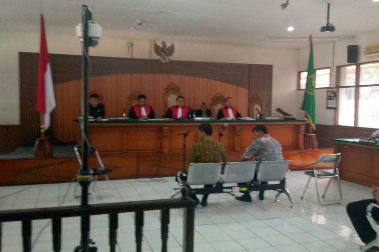 Tampak Mantan Sekda KBB Maman Sulaeman Sunjaya, dan Bupati Bandung Barat Terpilih Aa Umbara Sutisna tengah duduk menjadi saksi dalam peraidangan kasus dugaan gratifikasi dengan terdakwa Mantan Bupati Bandung Barat Abu Bakar, mantan Kadisperindag Weti Lembanawati dan mantan Kepala Bapeitbangda KBB Adiyoto di Pengadilan Tipikor pada PN Kelas 1A ‎Khusus Bandung, Kota Bandung Jawa Barat. Senin (15/10/2018).