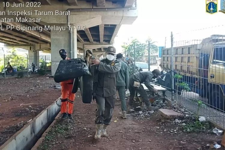 Tempat penyimpanan barang bekas di kolong Tol Becakayu Jalan Raya Inspeksi Kalimalang RW 004, Cipinang Melayu, Makasar, Jakarta Timur, ditertibkan pada Jumat (10/6/2022).