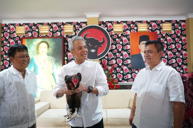 Cagub Ganjar Pranowo saat menerima ayam jago dari mantan ketua DPRD Jawa Tengah, Murdoko.