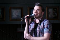 Shane Filan Terpikat Batik dan Gado-gado