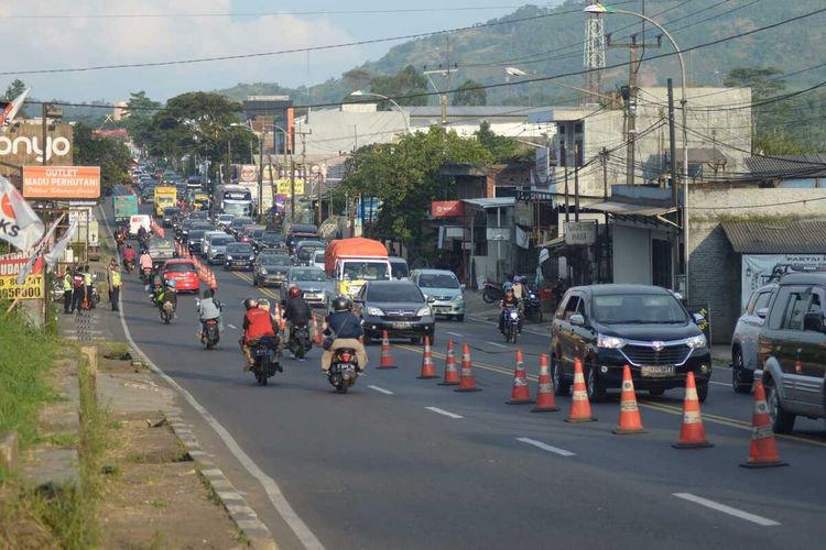 Guna mengurai kemacetan di kawasan Nagreg, Kabupaten Bandung jajaran Polresta Bandung menerapkan skema Contra Flow sehingga arus yang mengarah ke Barat menjadi tiga lajur, sedangkan arah sebaliknya menjadi satu lajur.