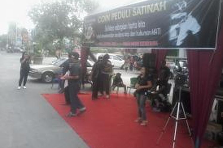 Kelompok pemusik di Kediri, Jawa Timur, Kamis (27/3/2014), menggelar penggalangan donasi untuk menutup diat bagi TKI Satinah yang terancam hukuman pancung di Arab Saudi.