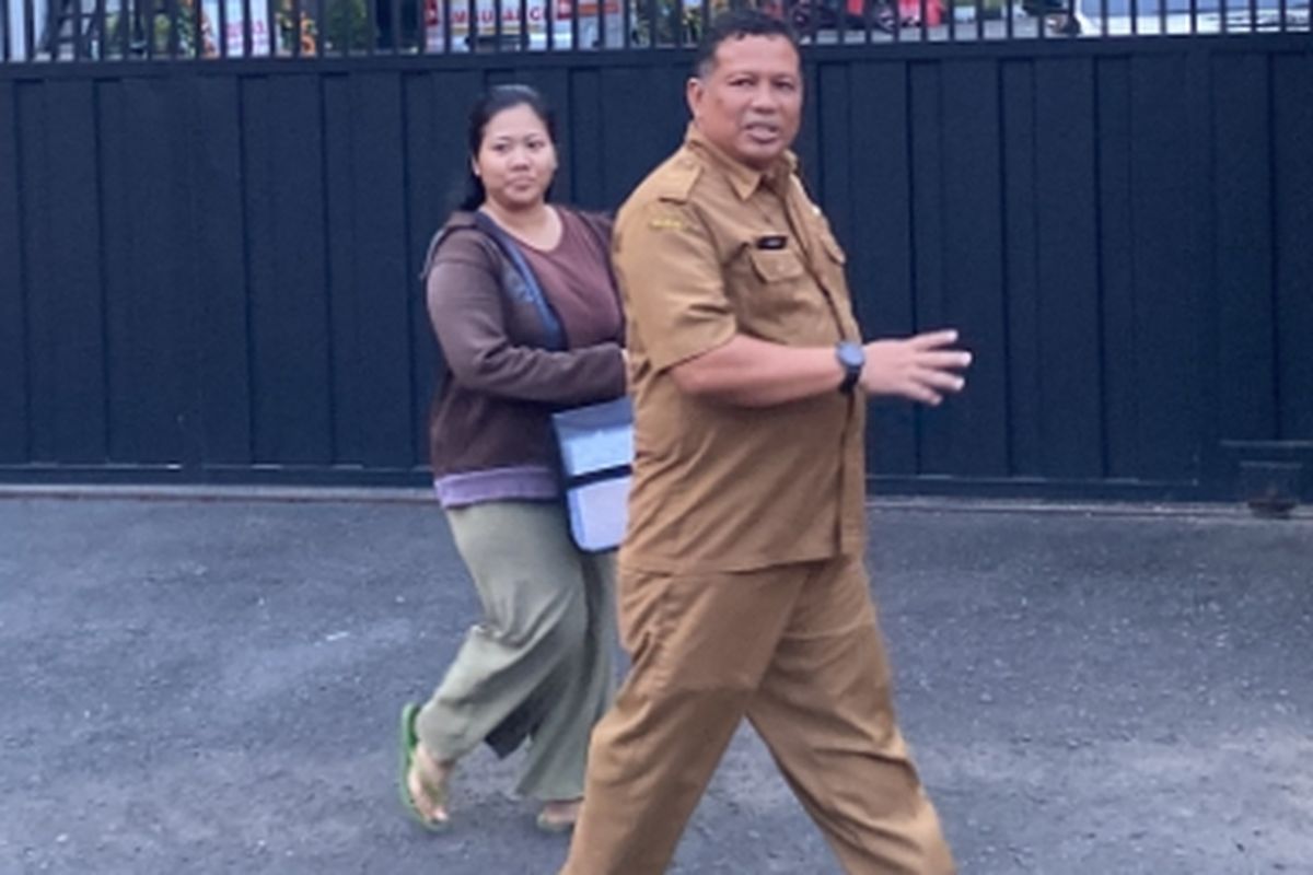 Korban dugaan penahanan ijazah saat lapor ke Mapolres Pelabuhan Tanjung Perak, Senin (14/4/2025). 