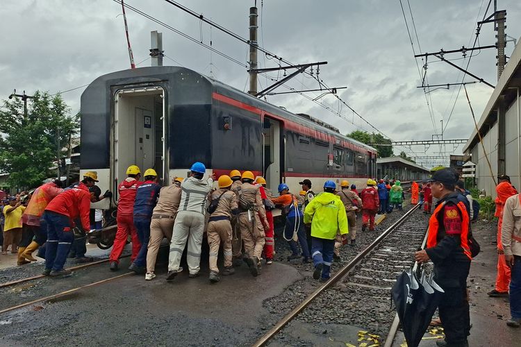 Evakuasi KA Bandara Usai Tabrak Truk, Puluhan Petugas Dorong Gerbong Manual