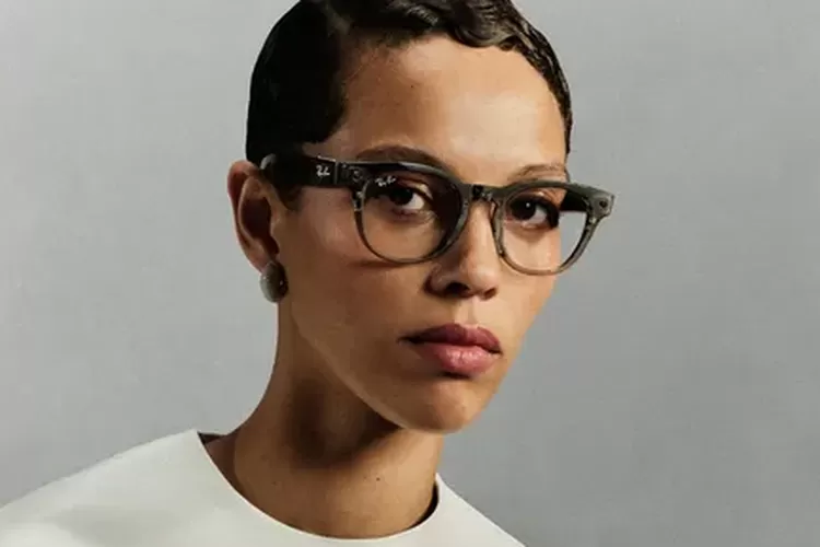 Kacamata Ray-Ban Meta Scriber Optics (gen 2) dengan frame berbentuk lebih bulat seperti Headliner. 
