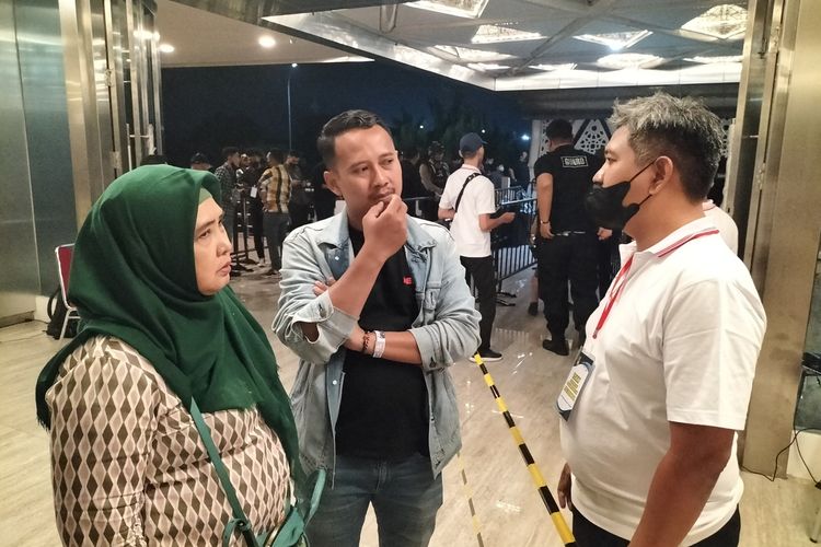 Inpeksi mendadak (sidak) Wakil Ketua Komisi II DPRD Solo, Roro Indradi Sarwo Indah, dan Anggota Komisi II DPRD Solo, Tri Hono Setyo Putro saat konser 30 Dewa 19 di Kota Solo, Jawa Tengah, pada Sabtu (26/11/2022) malam.