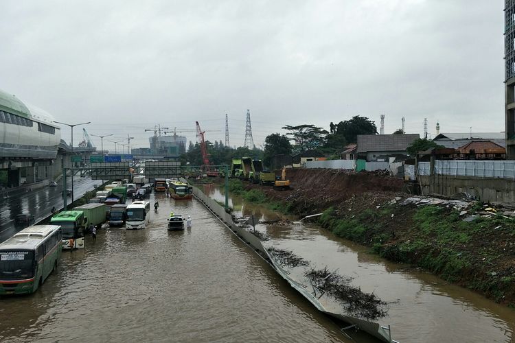 Banjir di Tol Cikampek, tepatnya di Pondok Gede Timur, Selasa (25/2/2020) pagi.