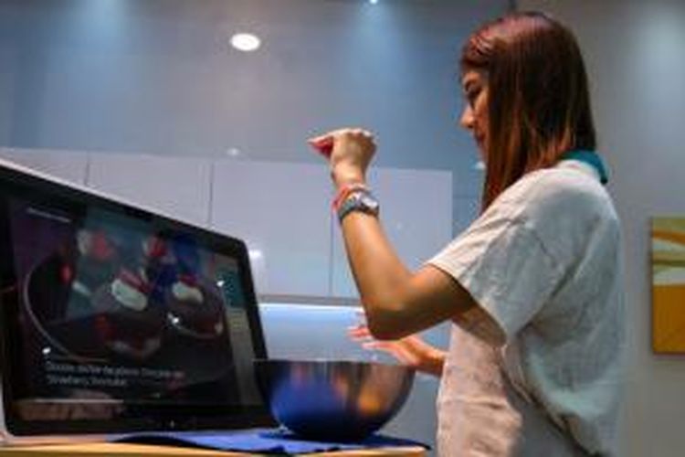 Model memeragakan interaksi dengan komputer memakai gerakan tangan. Hal ini dimungkinkan oleh teknologi kamera 3D
