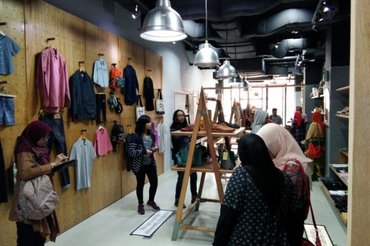 Sejumlah pengunjung saat melihat galeri fashion di gedung Bandung Creative Hub, Jalan Sukabumi, Kamis (28/12/2017).