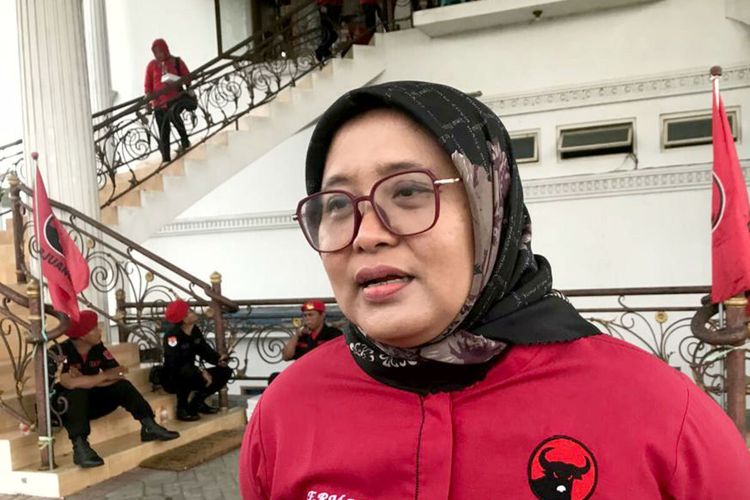 Wakil Ketua Bidang Koperasi dan UMKM DPD PDI-P Jawa Timur yang juga anggota DPRD Jawa Timur, Erma Susanti, menjawab pertanyaan wartawan di Blitar, Minggu (14/1/2024). Erma mengatakan pihaknya akan meningkatkan kewaspadaan terkait tingginya risiko penyelahgunaan kekuasaan di Jatim setelah Gubernur Khofifah bergabung ke tim pemenangan Prabowo-Gibran.
