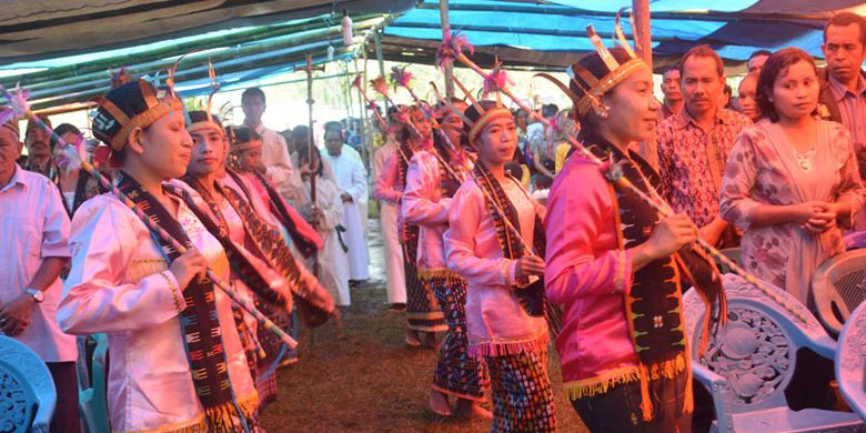 Penari mementaskan tarian Raga Sae mengantar tamu dalam berbagai ritual adat di Manggarai Timur, Nusa Tenggara Timur. Penari memegang sebuah tongkat di tangan sambil menari, Selasa (1/8/2017).