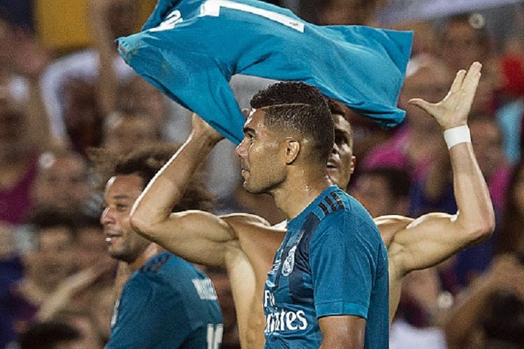 Cristiano Ronaldo merayakan gol Real Madrid ke gawang Barcelona dengan membuka bajunya, Minggu (13/8/2017). 