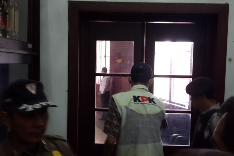 Salah satu penyidik KPK saat memasuki lokasi ruang kerja Wakil Wali Kota Malang Sutiaji, Rabu (9/8/2017)