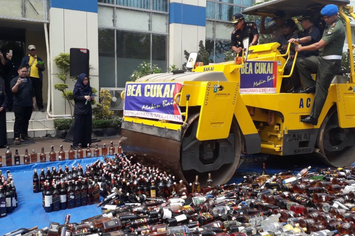 Ribuan botol minuman keras ilegal dimusnahkan di Kantor Bea Cukai Marunda, Jakarta Utara, Selasa (2/10/2018).