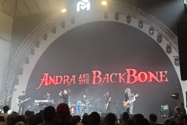 Band Andra and  The Backbone membuka konser bertajuk Reminiscing di Bengkel Space, SCBD, Jakarta Selatan, pada Kamis (25/5/2023).