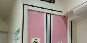 Fasilitas toilet khusus wanita berwarna merah muda di kereta KAI dihadirkan untuk meningkatkan kenyamanan dan keamanan penumpang perempuan selama perjalanan.