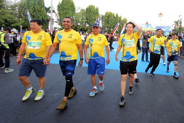 Liliyana Nagtsir (kanan) dan Yoppy Rosimin ikut serta dalam  Tiket.com Kudus Relay Marathon