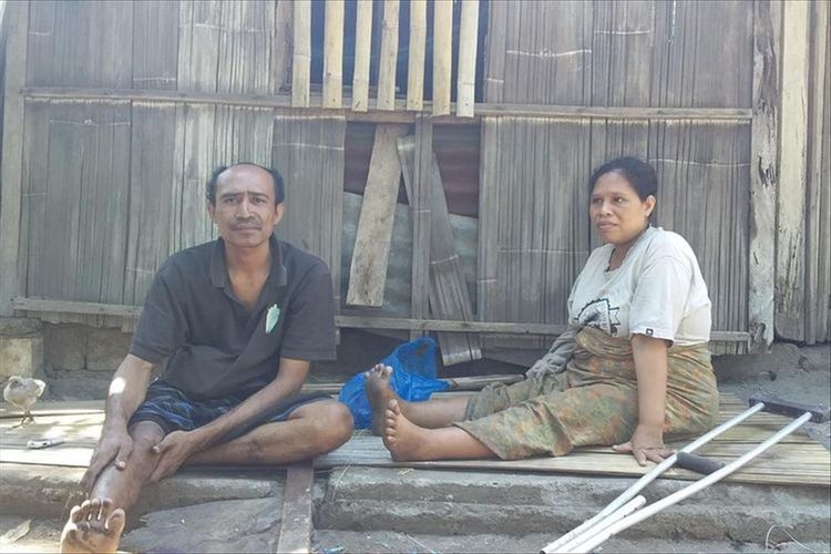 Foto : Quido Van Areso dan Yoventa Timbu saat diwawancara pertama kali dengan Kompas.com di gubuk reyotnya, di Desa Nangatobong, Kecamatan Waigete, Kabupaten Sikka, Flores,  Sabtu (6/7/2019). 

