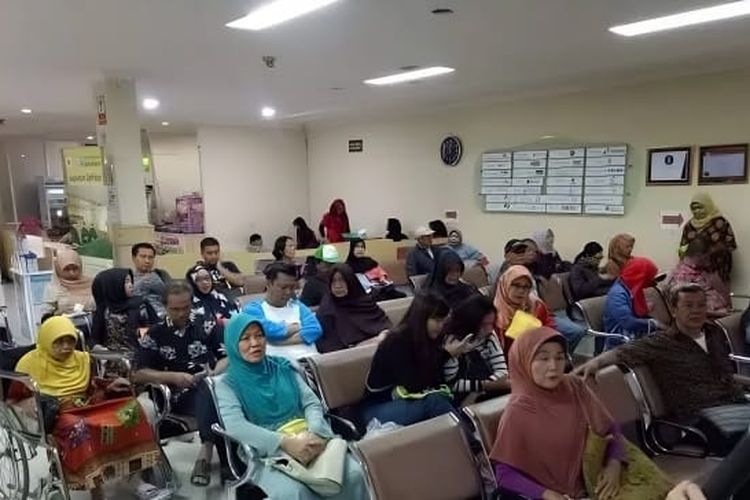 Suasana ruang tunggu pasien di salah satu rumah sakit di Kota Surabaya, Jumat (24/1/2024).